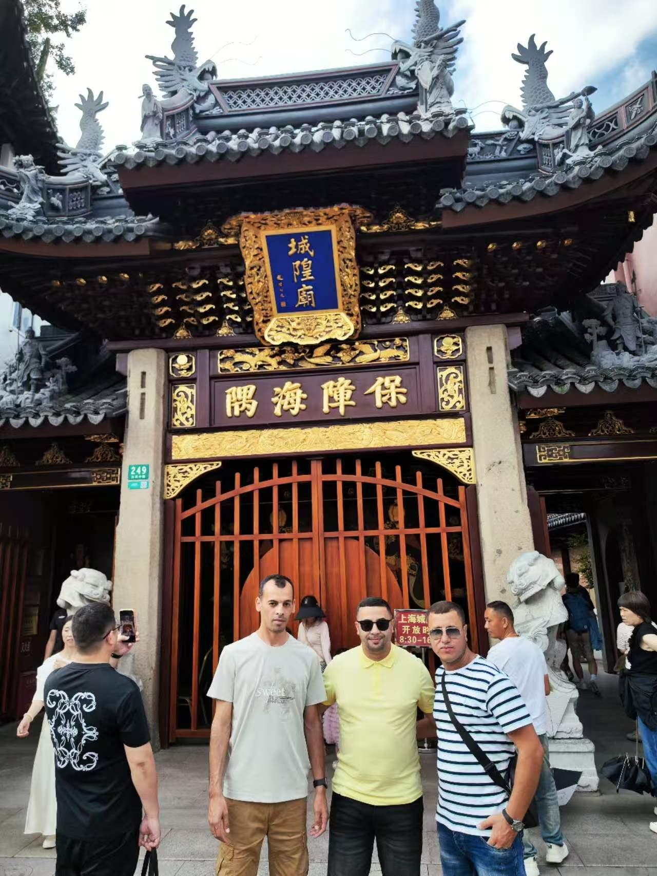 Shanghai Jade Buddha Temple + Yuyuan Garden City God Temple + Lujiazui + the Bund Day Tour | Image 3 of 4